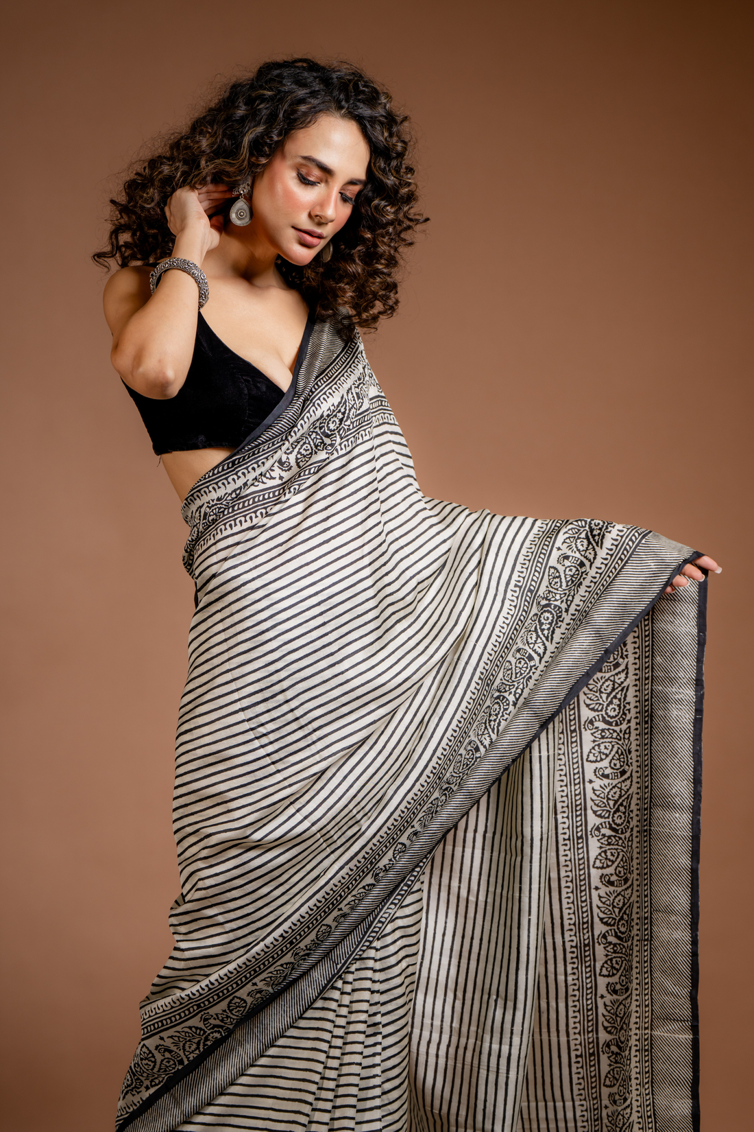 Monochrome Horizon: The Classic Blend of Silk