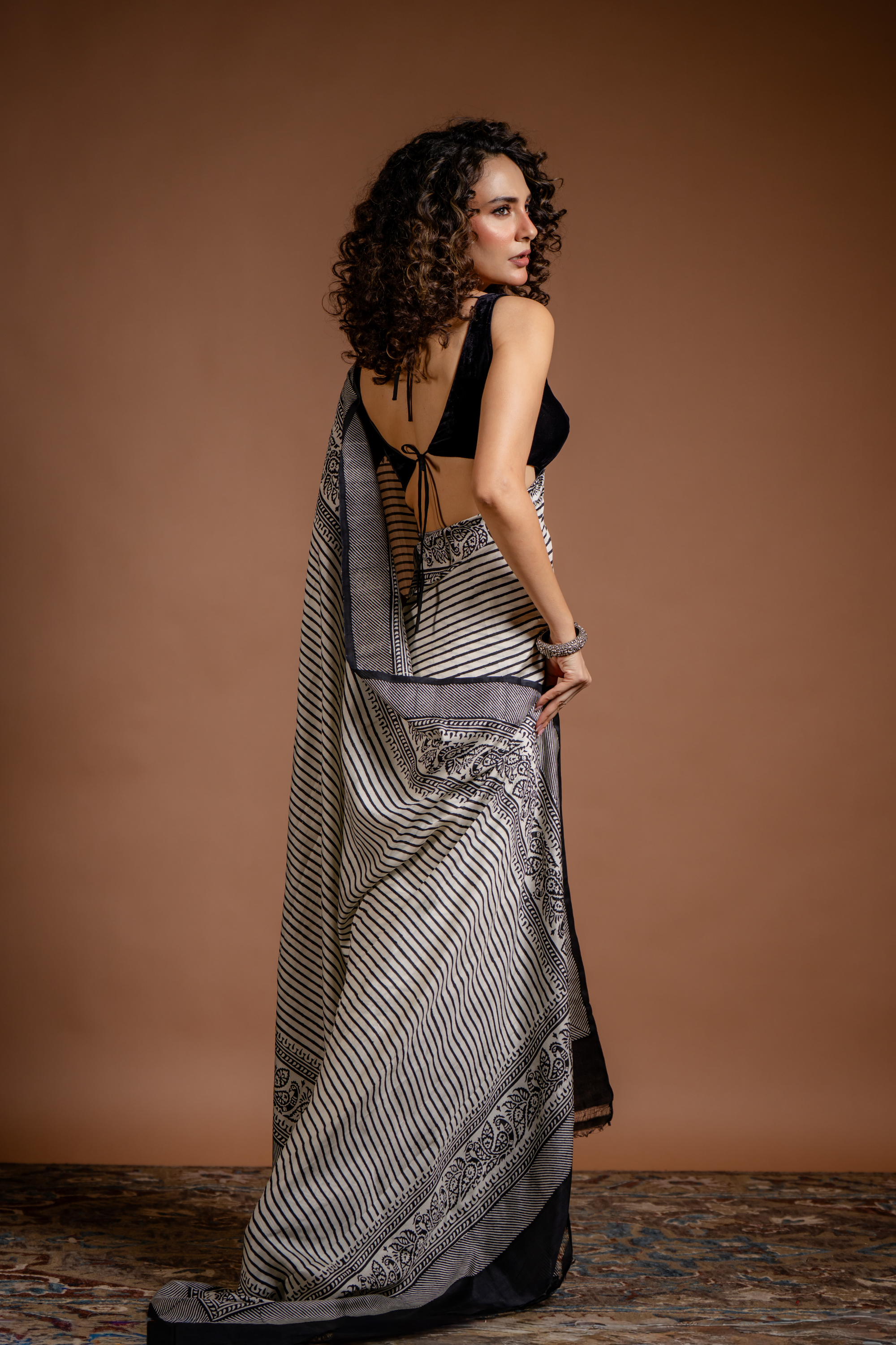 Monochrome Horizon: The Classic Blend of Silk