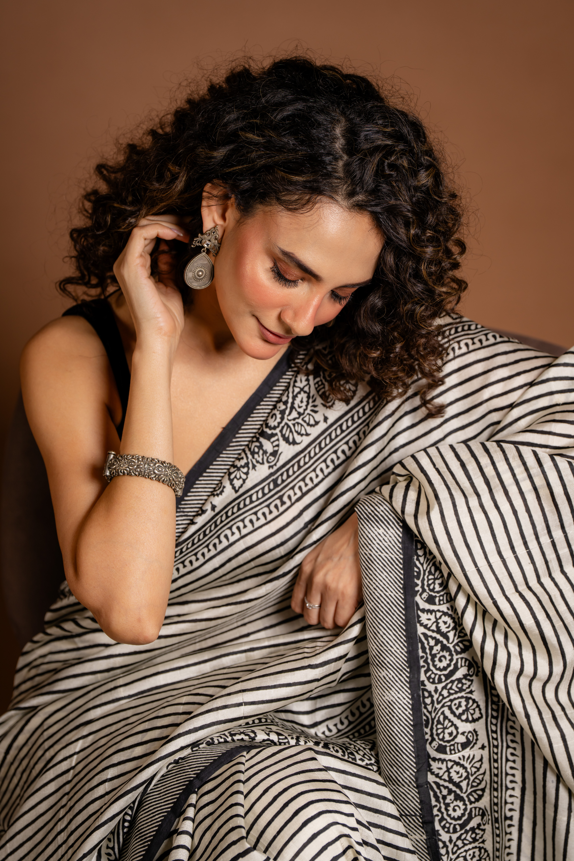 Monochrome Horizon: The Classic Blend of Silk