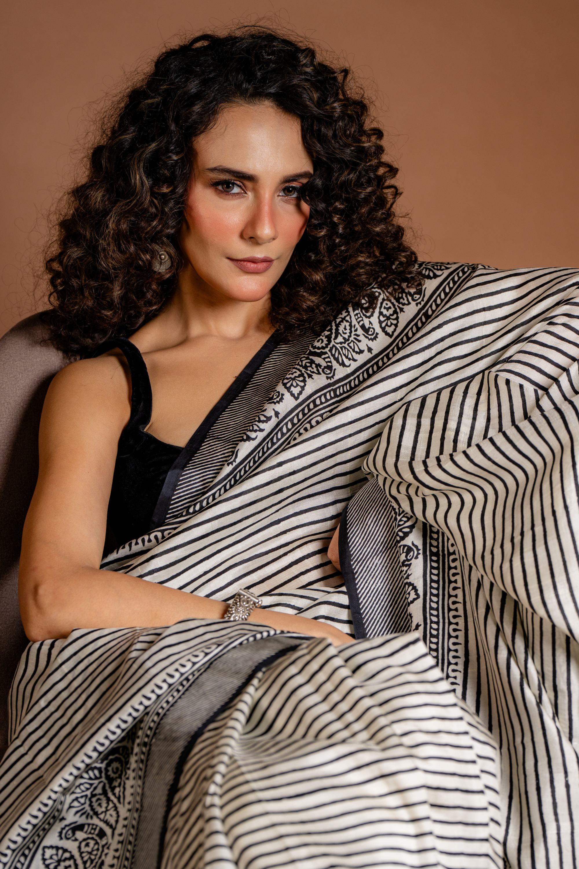 Monochrome Horizon: The Classic Blend of Silk