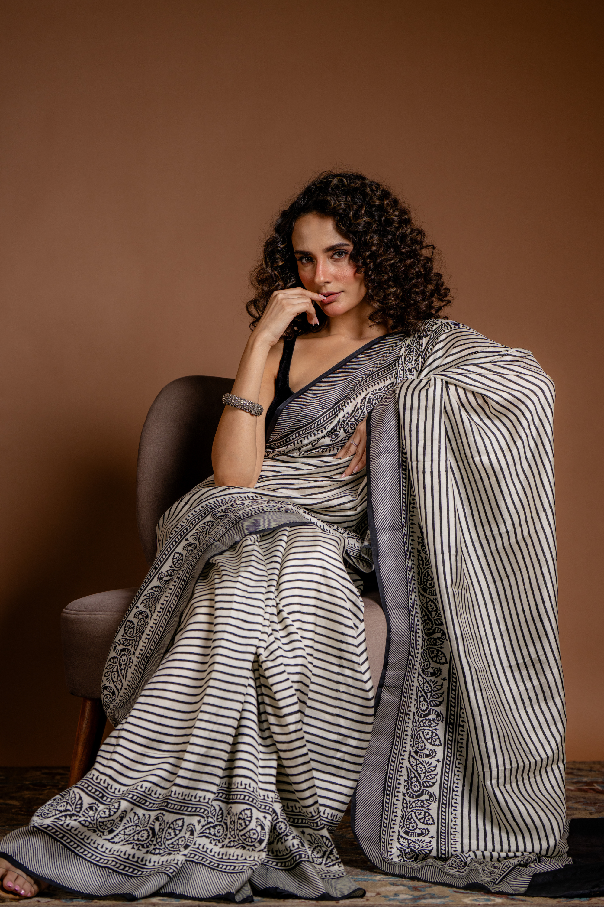 Monochrome Horizon: The Classic Blend of Silk