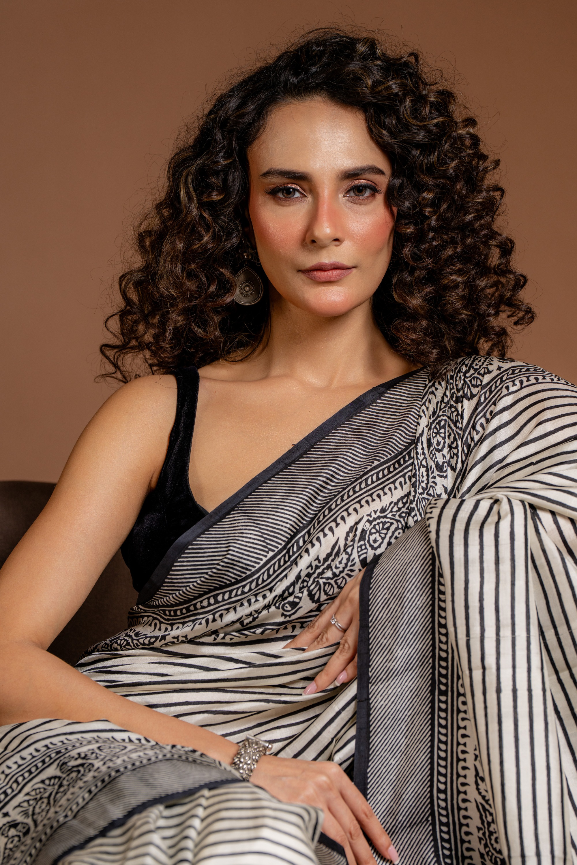 Monochrome Horizon: The Classic Blend of Silk